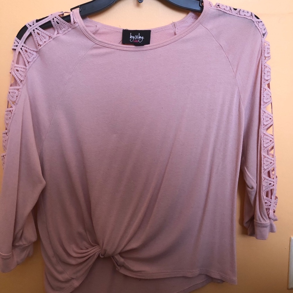 Knotted shirt with feign open arm design